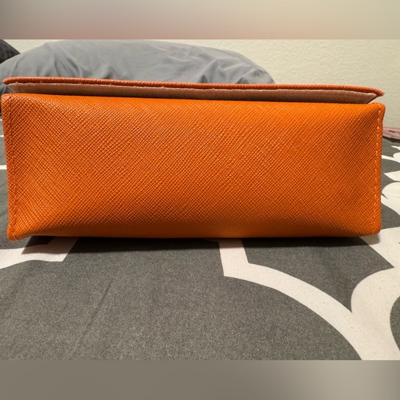 Tory Burch sunglasses case. Fits Sunglasses 144mm frame(regular sized glasses) - Picture 6 of 6